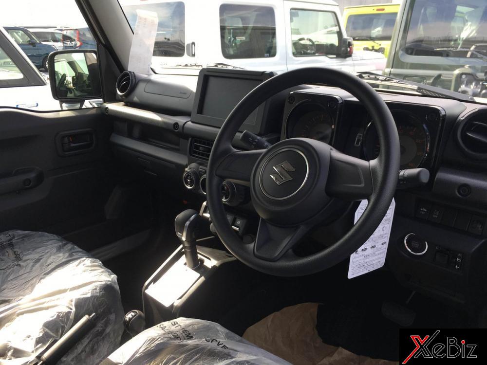 Nội thất của Suzuki Jimny 2019 với vô lăng nằm bên phải và không tích hợp các phím chức năng