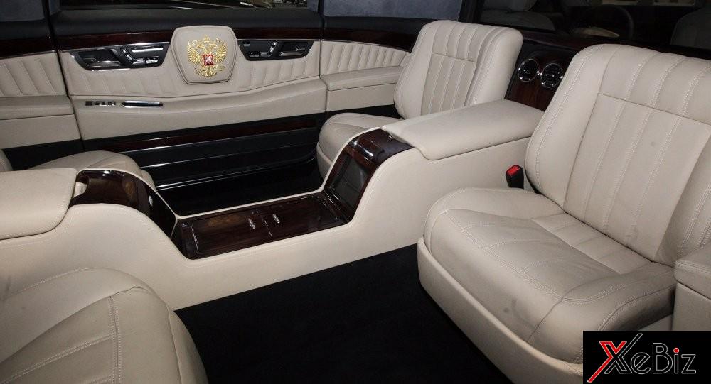 Khoang hành khách phía sau của chiếc limousine Khoang hành khách phía sau của chiếc limousine