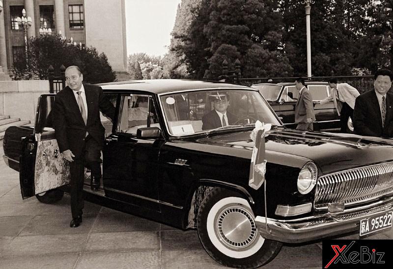 Ông Jacques Chirac bên chiếc Hồng Kỳ CA772