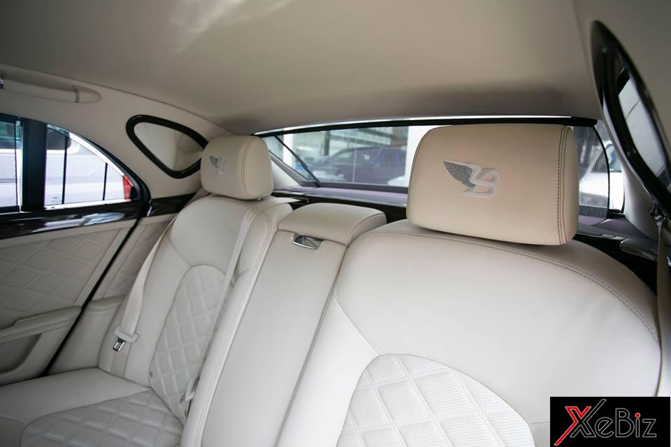 Hay đôi cánh chữ B được thêu cách điệu trên tựa đầu ghế ngồi của xe