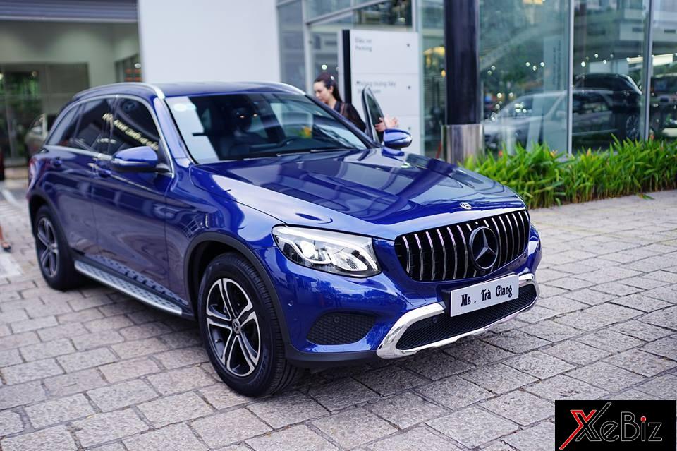 Đối lập với bộ áo xanh Brilliant, bên trong khoang lái chiếc Mercedes-Benz GLC 200 của Á hậu Trà Giang có nội thất màu đen. Đối lập với bộ áo xanh Brilliant, bên trong khoang lái chiếc Mercedes-Benz GLC 200 của Á hậu Trà Giang có nội thất màu đen.