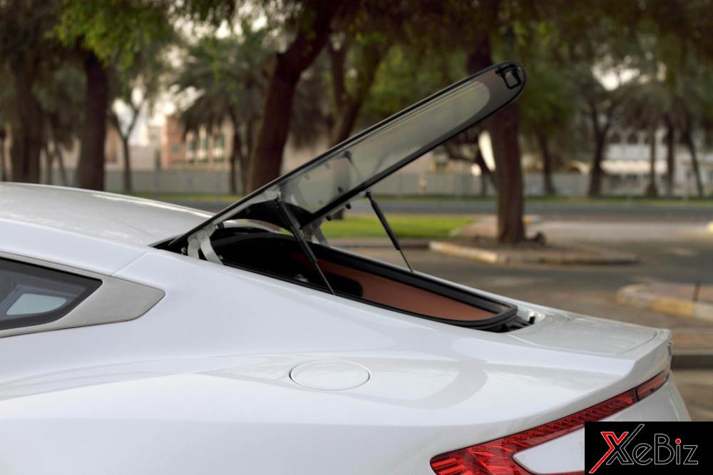 Ngoại thất của Aston Martin One-77 sắp được rao bán có ngoại thất trắng đi kèm với mâm 5 chấu kép sơn đen bóng và cùm phanh màu đỏ nổi bần bật. Cản va sau bằng sợi carbon cũng tạo nên điểm nhấn ở ngoại hình siêu xe triệu đô này.