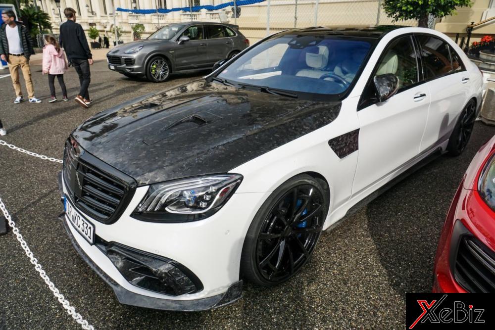 Ngoại thất chiếc Mercedes-AMG S63 Signature Edition của hãng độ Mansory được trang bị thêm cặp đèn chiếu sáng ban ngày LED, mui xe trọng lượng nhẹ tích hợp hai cửa hút gió Naca, vỏ gương sợi carbon, ốp sườn mới, một cánh lướt gió mới ở phía trước và bên hông. Ngoại thất chiếc Mercedes-AMG S63 Signature Edition của hãng độ Mansory được trang bị thêm cặp đèn chiếu sáng ban ngày LED, mui xe trọng lượng nhẹ tích hợp hai cửa hút gió Naca, vỏ gương sợi carbon, ốp sườn mới, một cánh lướt gió mới ở phía trước và bên hông.