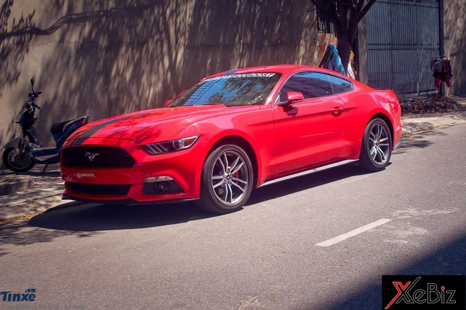 Ngoài ra, còn phải kể đến một sọc đen cỡ lớn chạy dài từ nắp capô, lên trần và kết thúc đuôi xe