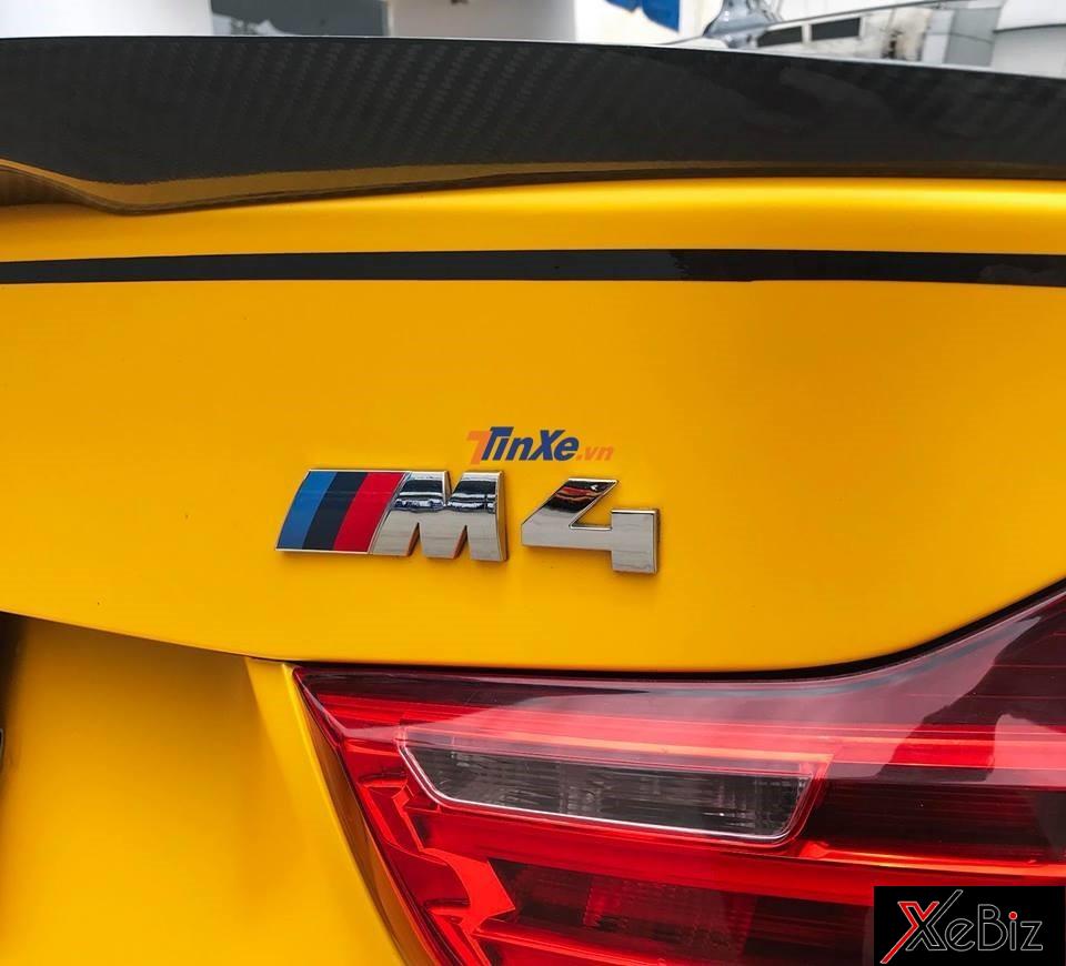 Và cả logo M4 của dòng xe hiệu suất cao BMW M-Series Và cả logo M4 của dòng xe hiệu suất cao BMW M-Series