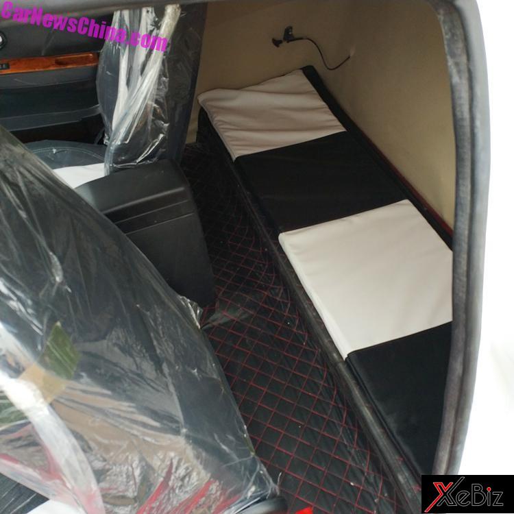 Hàng ghế dài khá chật phía sau Hàng ghế dài khá chật phía sau