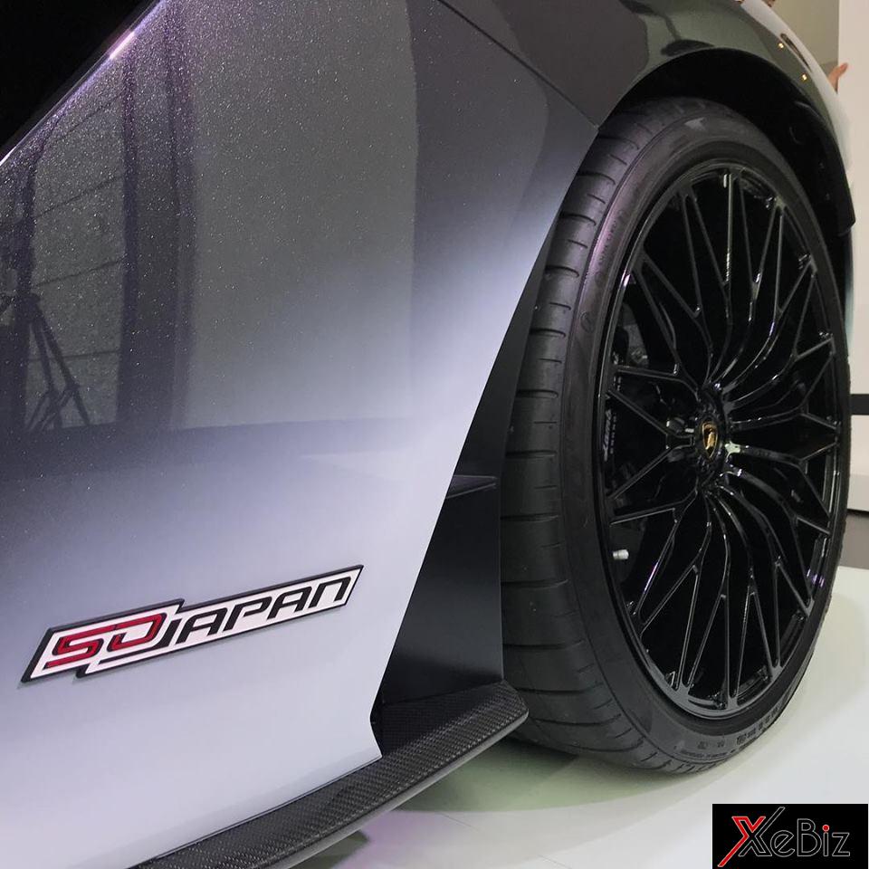 Logo 50 Japan bên sườn của Lamborghini Aventador S Roadster 50th Anniversary Logo 50 Japan bên sườn của Lamborghini Aventador S Roadster 50th Anniversary