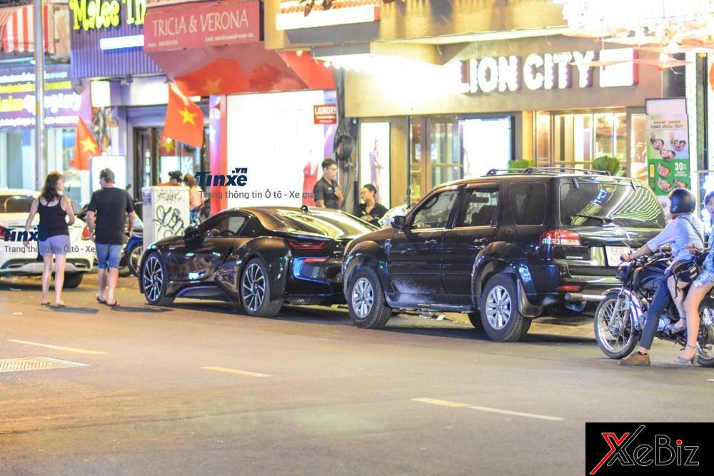 Chiếc còn lại mang màu xám bút chì