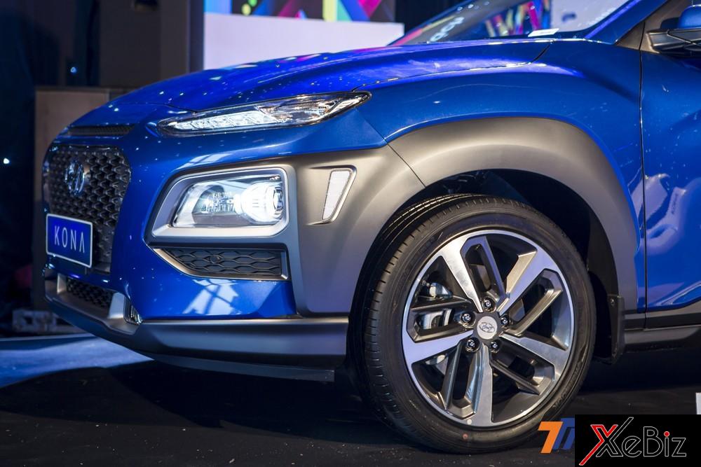 Ở phiên bản 1.6L Turbo, Hyundai Kona được trang bị bộ vành đa chấu kích thước 18 cùng bộ lốp kích thước 235/45R18.