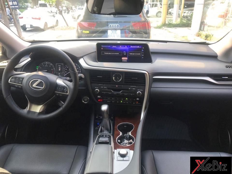 cho&nbsp;đến bên trong khoang lái,