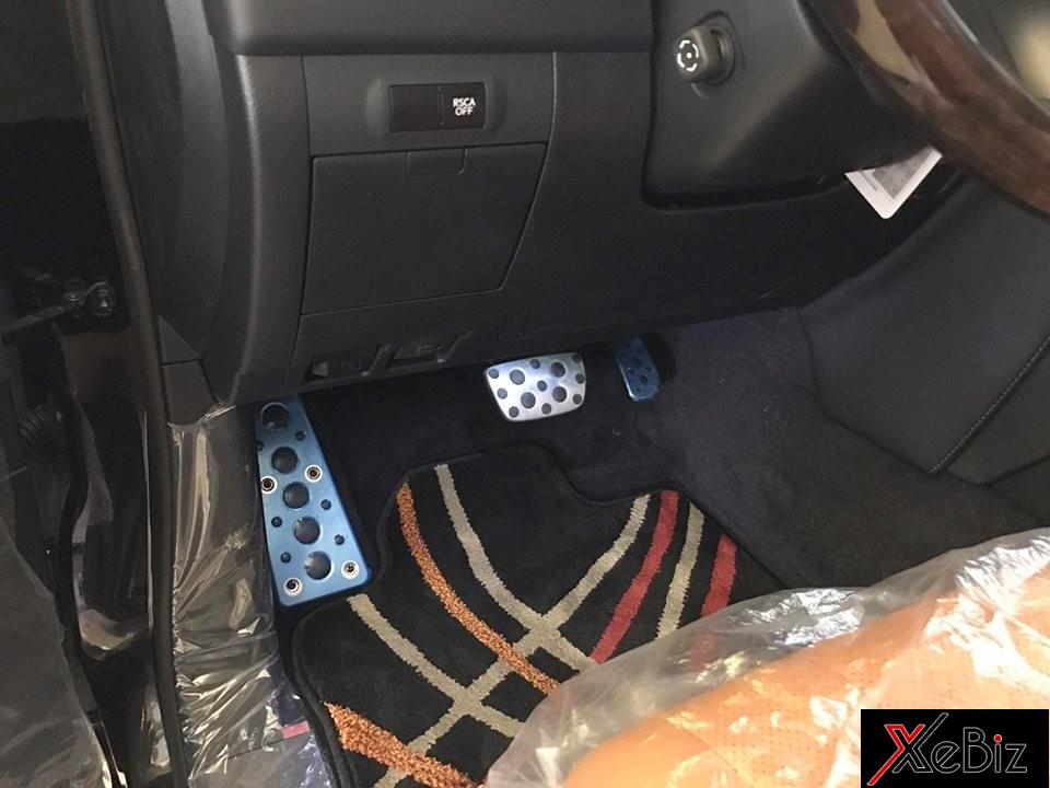 Và bàn đạp bằng nhôm.  Và bàn đạp bằng nhôm.