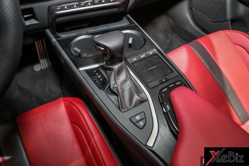 Cần số bọc da của Lexus UX 2019 Cần số bọc da của Lexus UX 2019