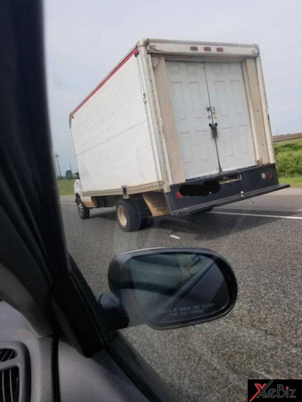 Cửa nhà thay cho cửa thùng sau xe tải Cửa nhà thay cho cửa thùng sau xe tải