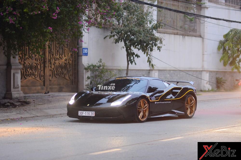 Siêu xe Ferrari 488 GTB màu&nbsp;đen mang biển kiểm soát Hà Nội cũng tham dự vào hành trình siêu xe Car & Passion 2018