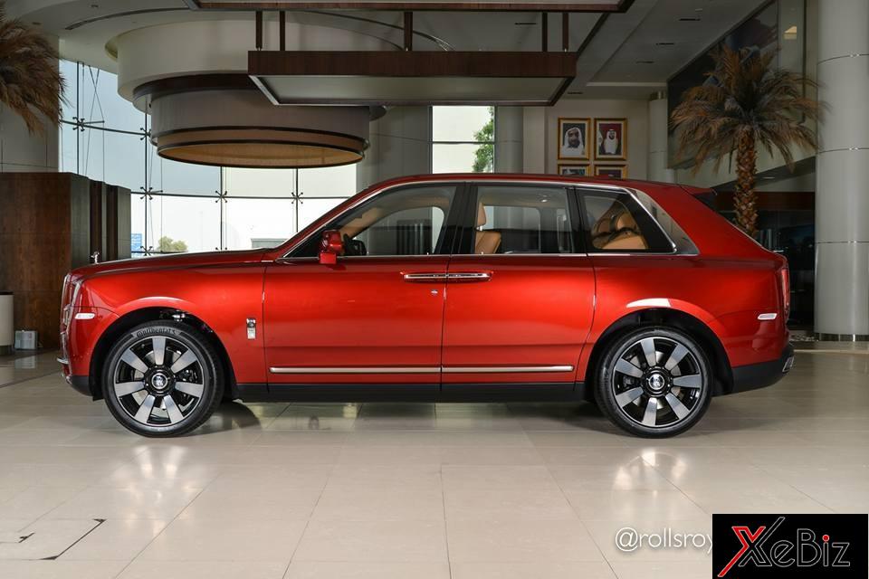 Điểm nhấn của chiếc SUV siêu sang Rolls-Royce Cullinan chính là các chi tiết quen thuộc như lưới tản nhiệt lò sưởi, thanh chia hốc gió trước, tay nắm cửa, nẹp sườn... được mạ crôm sáng bóng. Bên cạnh đó còn có logo Spirit of Ecstasy màu bạc hay bộ mâm đa chấu của xe sơn 2 màu đối lập