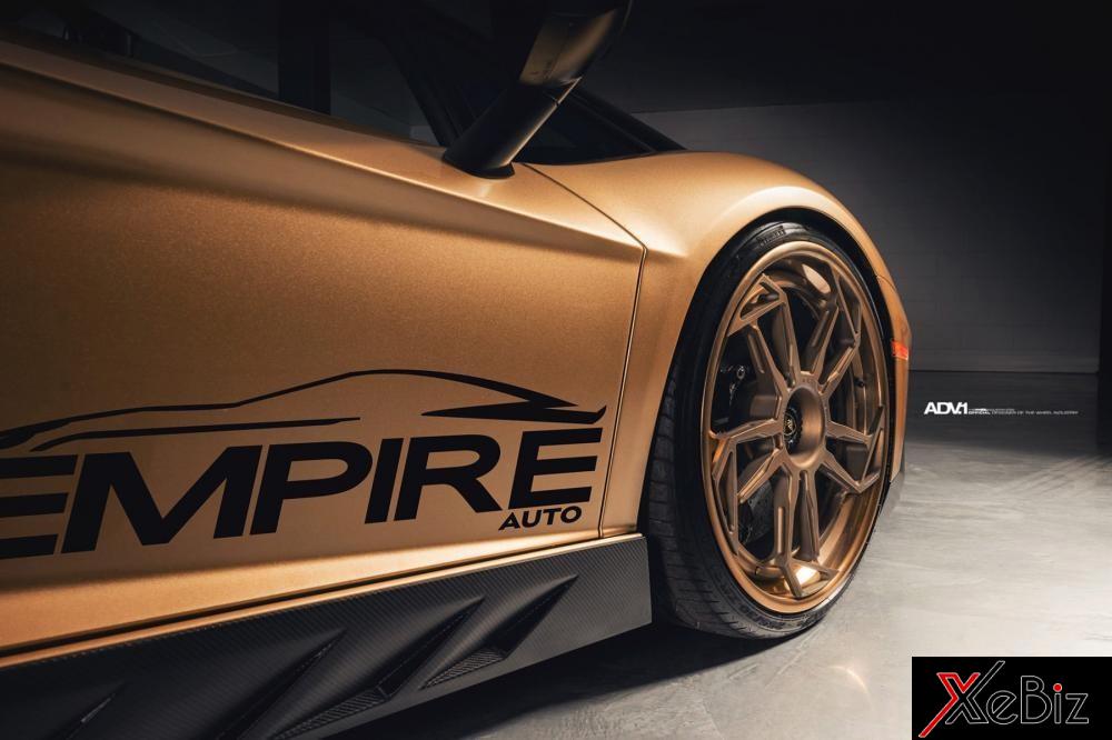 Chưa chịu dừng lại ở bộ áo cực độc, siêu xe Lamborghini Aventador SV Roadster này còn được chủ nhân bổ sung thêm body kit độ bằng sợi carbon của Novitec 