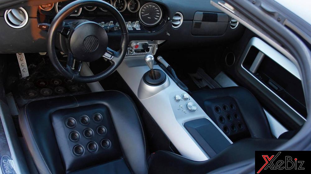 Nội thất xe bọc da màu đen cùng nhiều chi tiết bằng nhôm Nội thất xe bọc da màu đen cùng nhiều chi tiết bằng nhôm