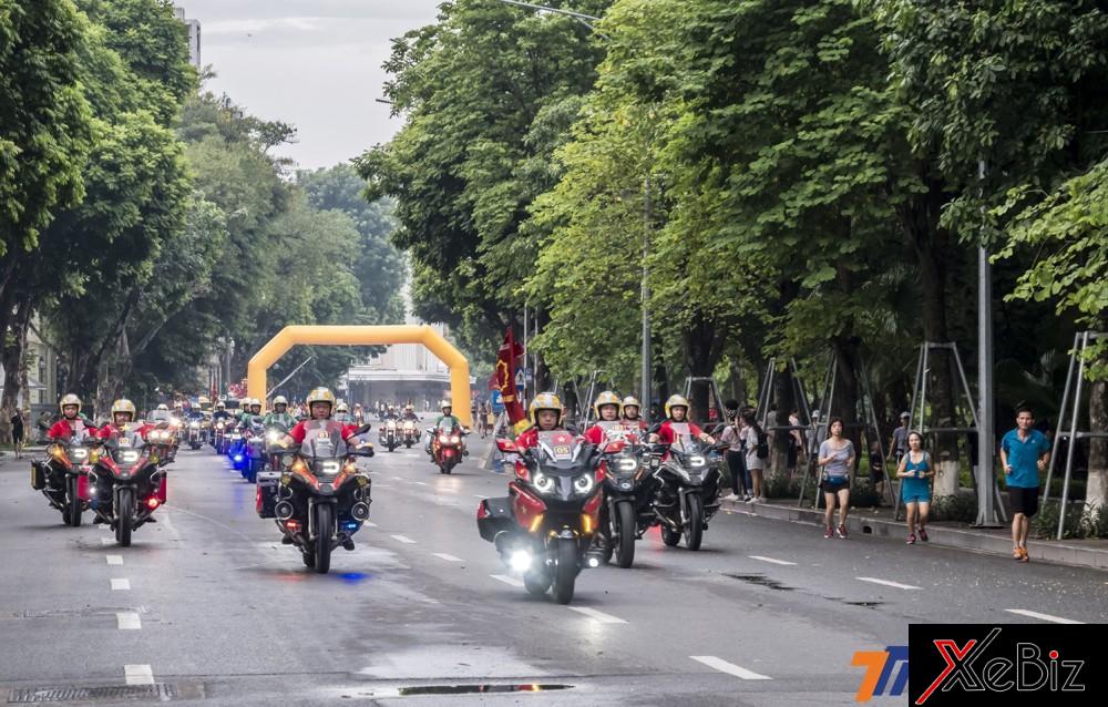 Hồ Hoàn kiếm tập trung khá nhiều mẫu xe phân khối lớn của câu lạc bộ mô tô Hà Nội để hỗ trợ giải đua xe đạp quốc tế.