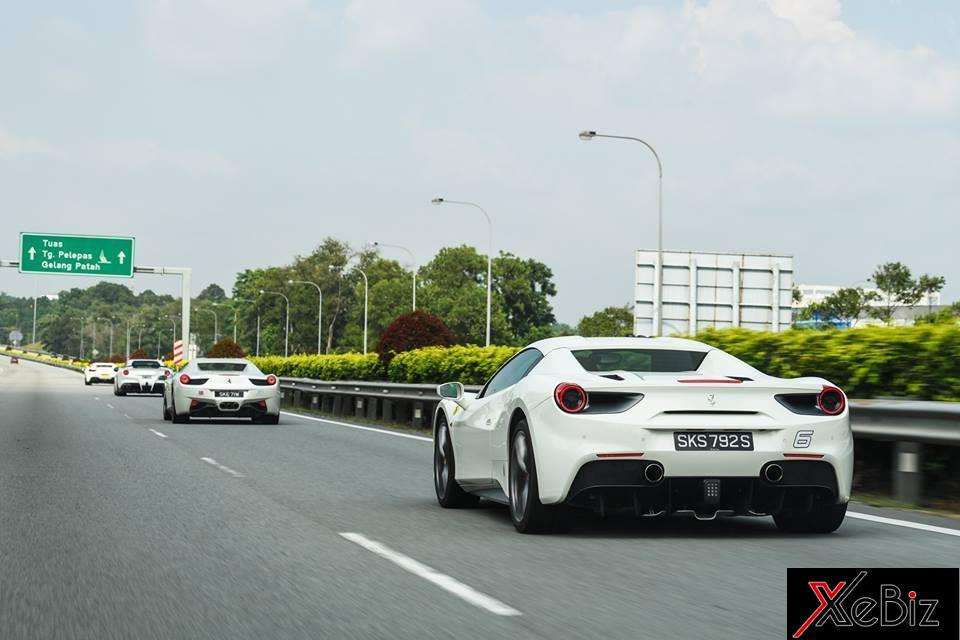 Ferrari 458 Spider và Ferrari 488 Spider đọ dáng cùng nhau