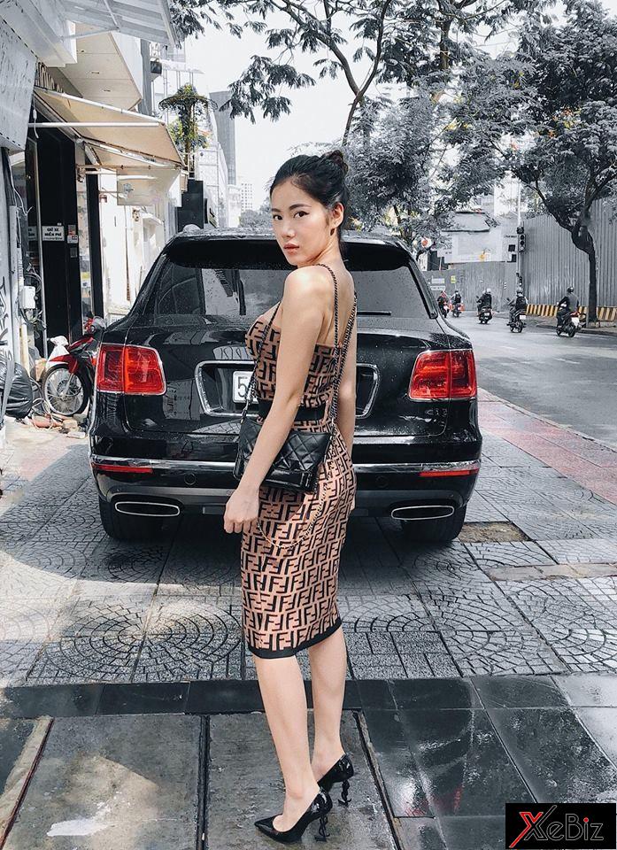 Khi thì gợi cảm với chiếc đầm bó sát khoe đôi chân dài khiến SUV siêu sang như Bentley Bentayga cũng bị lu mờ