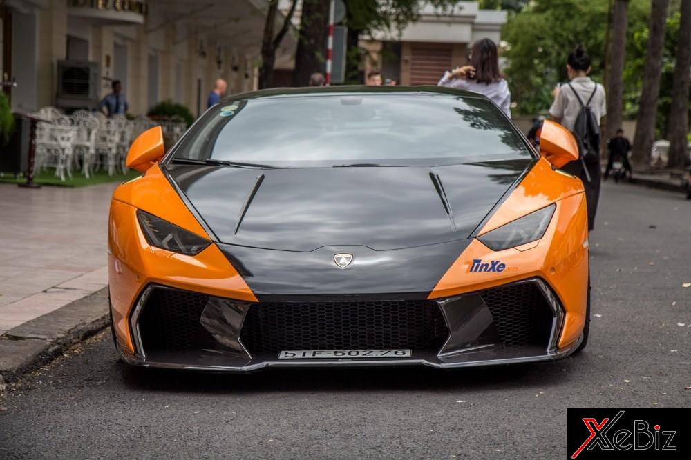 Ngoại thất siêu xe này gần đây được chủ nhân trang trí thêm đề-can màu đen bóng ở nắp capô phía trước Ngoại thất siêu xe này gần đây được chủ nhân trang trí thêm đề-can màu đen bóng ở nắp capô phía trước