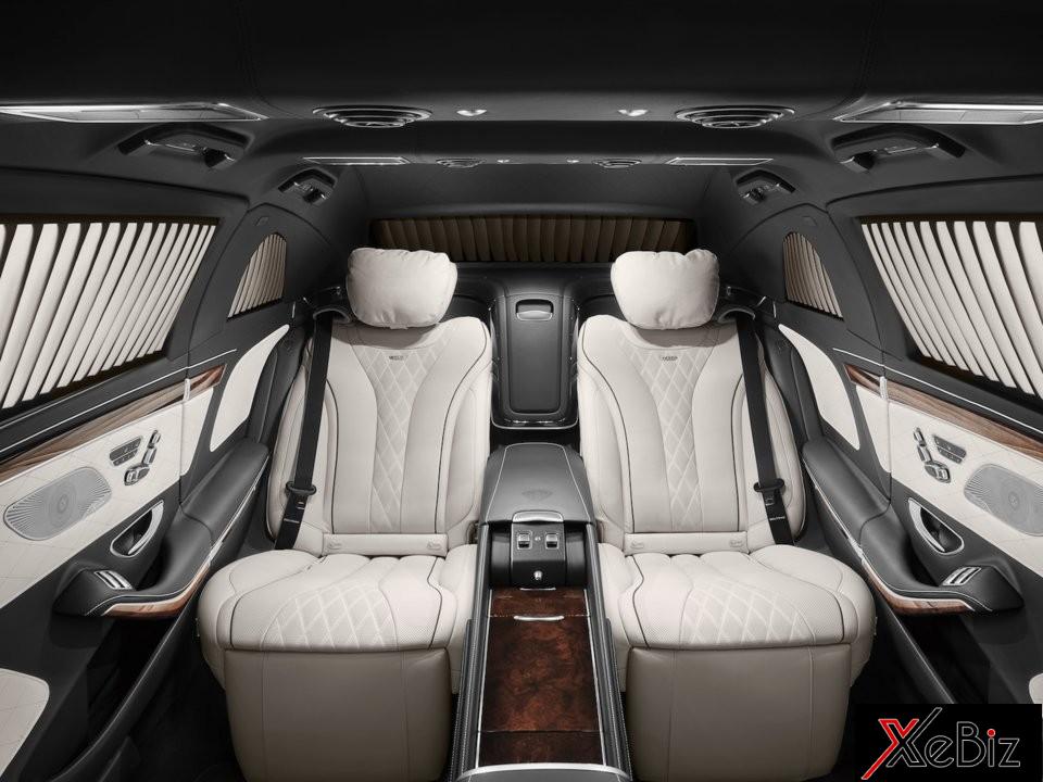 Bên trong, Mercedes-Benz S600 Pullman Guard có độ sang trọng như bạn mong đợi từ một mẫu limousine. Khoang lái có thể được chế tạo theo yêu cầu và sở thích của từng khách hàng. Hành khách ở phía sau có thể tận hưởng một chỗ để chân rộng như phi cơ riêng và ngồi ghế thương gia.