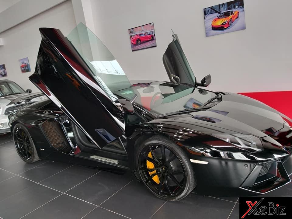 Lamborghini Aventador LP700-4 với ngoại thất đen bóng  Lamborghini Aventador LP700-4 với ngoại thất đen bóng