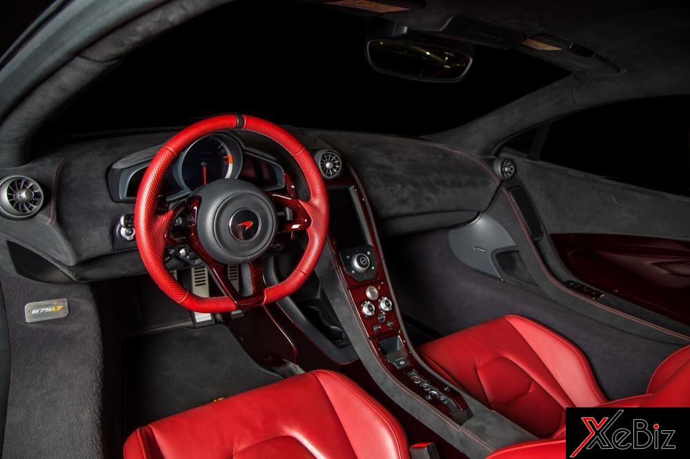 Ngay&nbsp;đến vô-lăng thể thao của siêu xe hàng hiếm này cũng&nbsp;được bọc da cao cấp màu&nbsp;đỏ nổi bần bật.&nbsp;Điểm nhấn có thể kể&nbsp;đến là cặp lẫy chuyển số và phần 3 chấu của vô-lăng&nbsp;được hoàn thành sợi carbon&nbsp;đỏ thay vì mạ crôm sáng bóng.