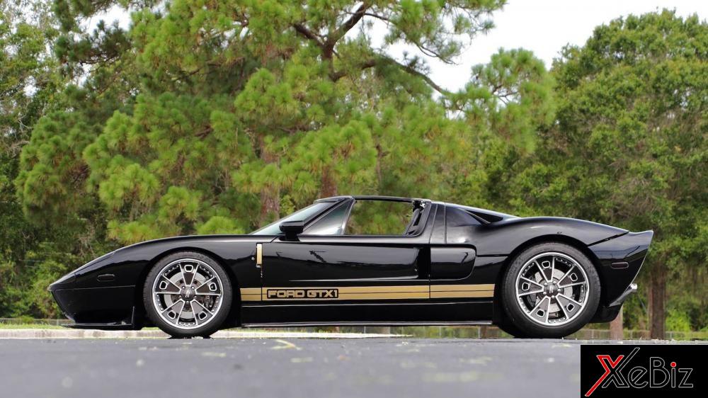 Chiếc Ford GTX1 này còn có đèn pha sơn màu đen hun khói