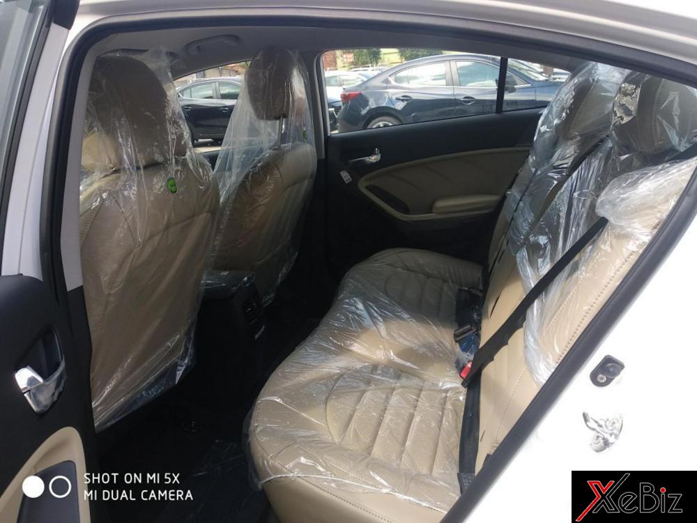 Hàng ghế sau của Kia Cerato 1.6 SMT 2018