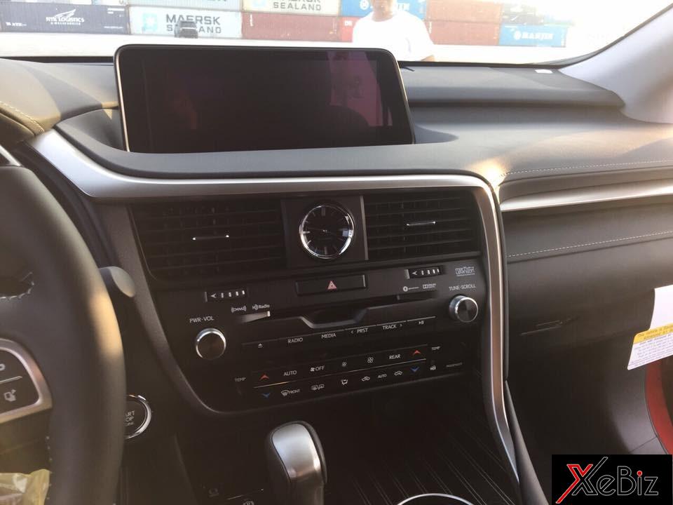 Bên trong khoang lái của Lexus RX350L 2018 vẫn là các trang bị có trên bản tiêu chuẩn như màn hình TFT 4,2 inch hiển thị đa thông tin, màn hình giải trí cảm ứng đặt ở trung tâm có&nbsp;kích thước 12,3 inch,&nbsp;hệ thống giải trí với âm thanh Mark Levinson, 15 loa, công suất 835 W.&nbsp;