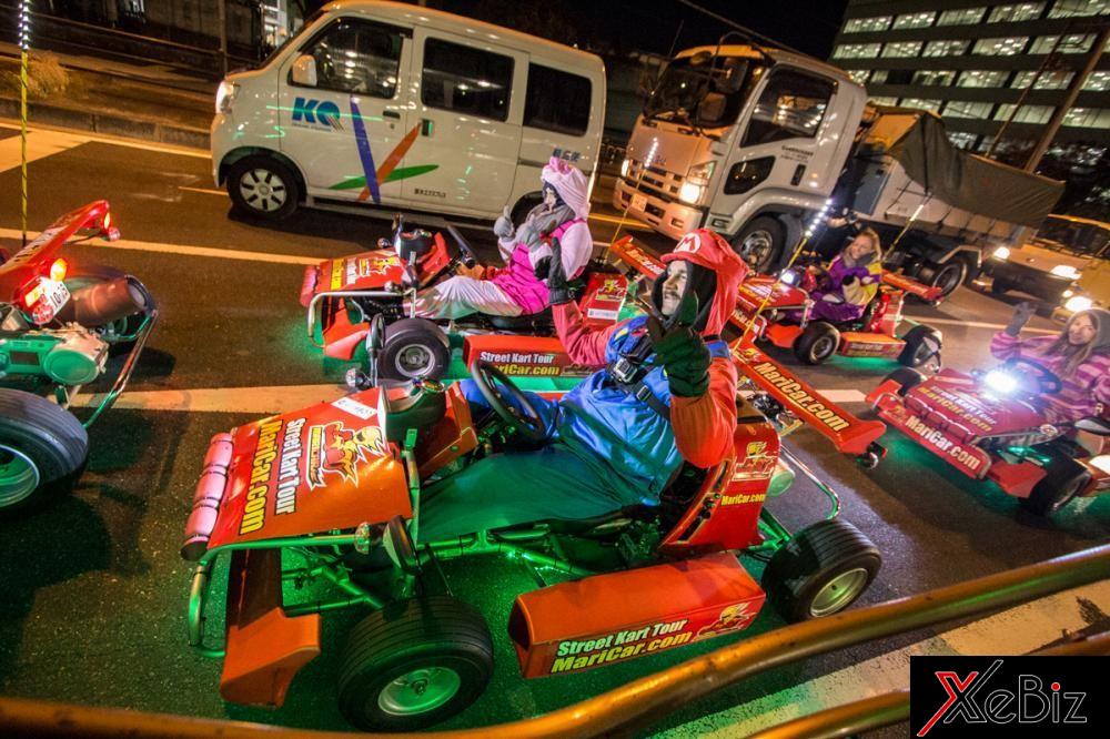 Vào buổi tổi, các chiếc MariCar còn trở nên nổi bật hơn nhờ ánh đèn LED màu sắc