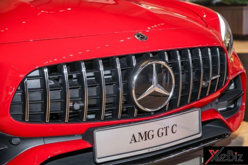 Lưới tản nhiệt của Mercedes-AMG GT C 2018 được tạo thành từ 15 thanh dọc mạ crôm và 4 thanh ngang sơn đen mờ Lưới tản nhiệt của Mercedes-AMG GT C 2018 được tạo thành từ 15 thanh dọc mạ crôm và 4 thanh ngang sơn đen mờ