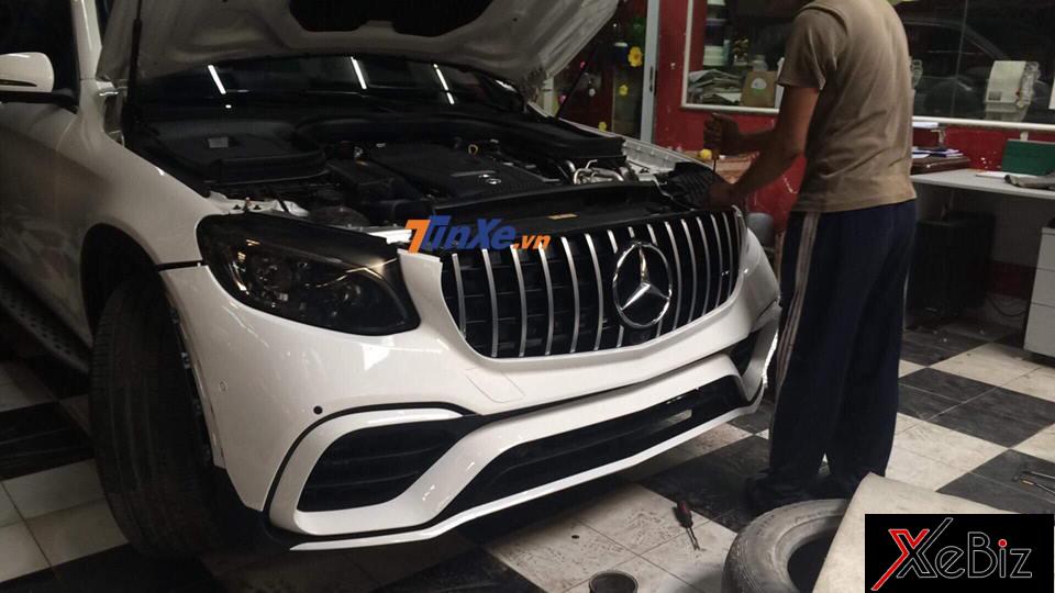 Có thể thấy, bộ body kit Mercedes-AMG GLC63 mang đến cho chiếc Mercedes-Benz GLC300 4Matic phần đầu xe đẹp mắt hơn với lưới tản nhiệt là các thanh nan dọc