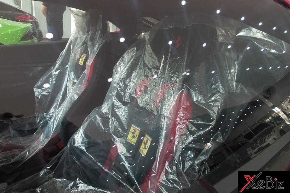 Ferrari 458 Speciale có dây an toàn theo kiểu xe đua, đây là chi tiết khác biệt đầu tiên của phiên bản hiệu sau cao so với Ferrari 458 Italia