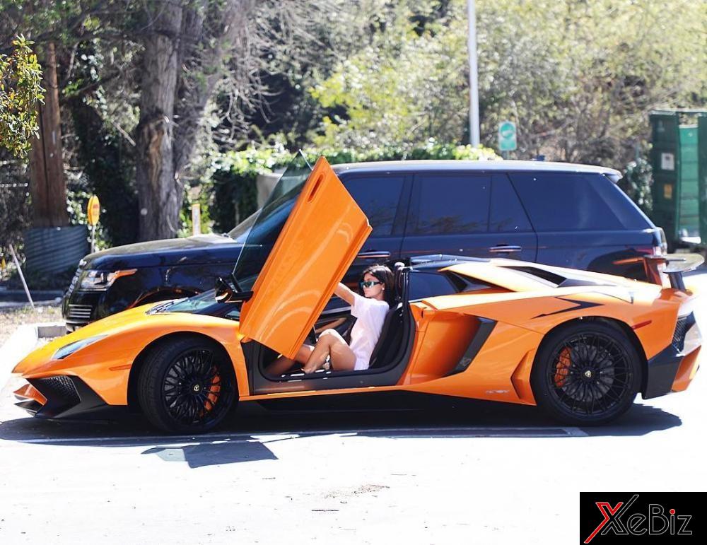 Set đồ trắng này trở nên lạc tông so với màu sơn cam Lamborghini Aventador LP750-4 SV Roadster