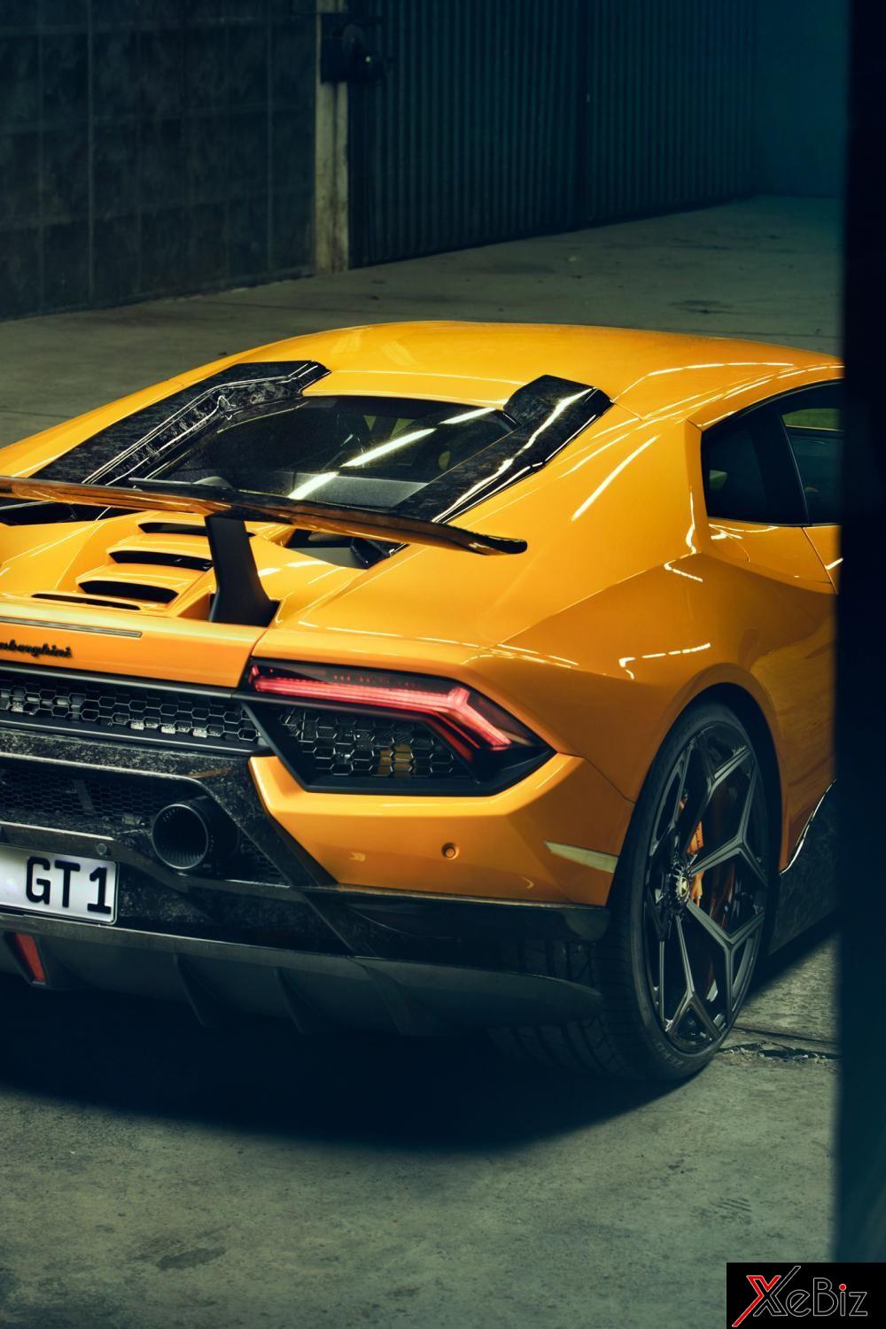 Vòng ra phía sau Lamborghini Huracan Performante độ Novitec có thêm ốp ống xả và khoang động cơ bằng vật liệu Composite tổng hợp. 