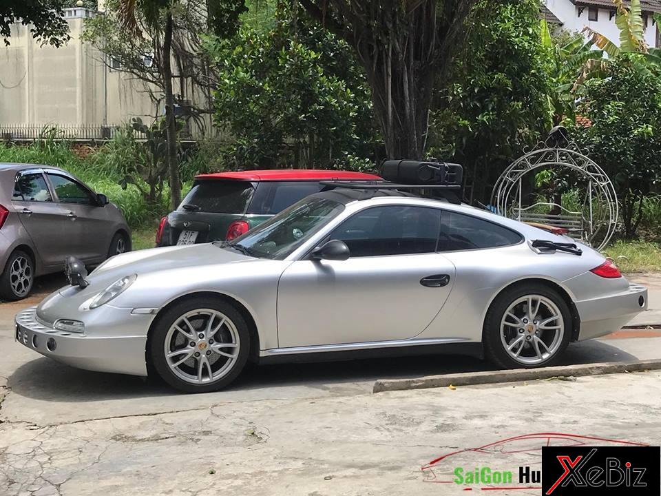 Giá chằng đồ cũng được lắp thêm trên nóc chiếc xe Porsche 911 Carrera của ông Đặng Lê Nguyên Vũ