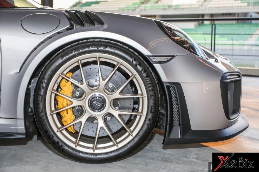 Cận cảnh bộ vành của Porsche 911 GT2 RS 2018