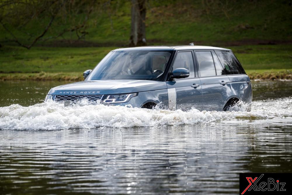 Range Rover HSE P400e cũng được trang bị thêm cảm biến mực nước (Wade Sensing) giúp người lái có thể nắm bắt rõ độ sâu khi xe lội nước. Range Rover HSE P400e cũng được trang bị thêm cảm biến mực nước (Wade Sensing) giúp người lái có thể nắm bắt rõ độ sâu khi xe lội nước.