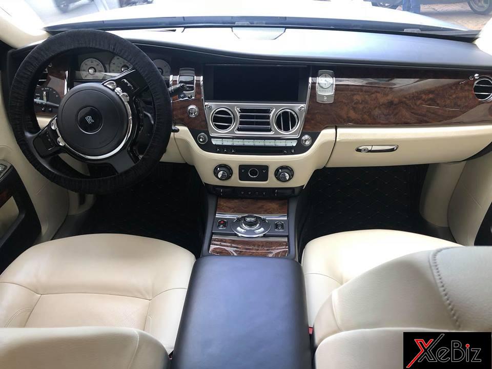 Nội thất của chiếc Rolls-Royce Ghost từng thuộc sở hữu của Chủ tịch Trung Nguyên vẫn mang màu kem với các chi tiết được bọc gỗ quý Nội thất của chiếc Rolls-Royce Ghost từng thuộc sở hữu của Chủ tịch Trung Nguyên vẫn mang màu kem với các chi tiết được bọc gỗ quý
