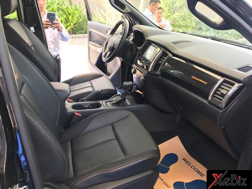 Xe được trang bị ghế bọc da màu đen thể thao