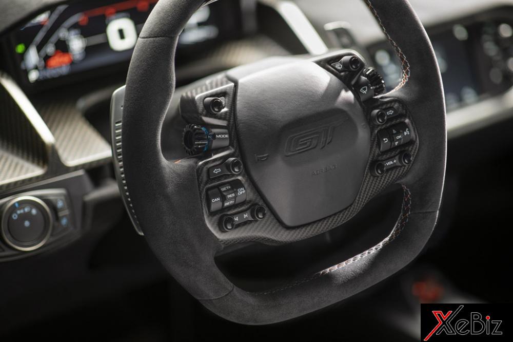 nội thất siêu xe này còn có một số chi tiết màu cam, xanh làm điểm nhấn