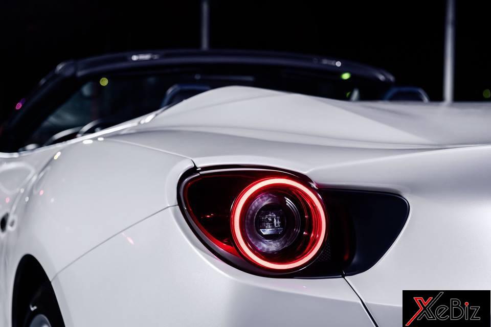 Siêu xe mui trần Ferrari Portofino được trang bị mui xếp cứng và chỉ mất khoảng thời gian từ 14 đến 16 giây để đóng hoặc mở mui. Mui cứng trên Ferrari Portofino vẫn có thể hoạt động ngay cả khi xe chạy, nhưng hãng siêu xe Ý khuyến cáo tốc độ xe dưới 50 km/h. Siêu xe mui trần Ferrari Portofino được trang bị mui xếp cứng và chỉ mất khoảng thời gian từ 14 đến 16 giây để đóng hoặc mở mui. Mui cứng trên Ferrari Portofino vẫn có thể hoạt động ngay cả khi xe chạy, nhưng hãng siêu xe Ý khuyến cáo tốc độ xe dưới 50 km/h.
