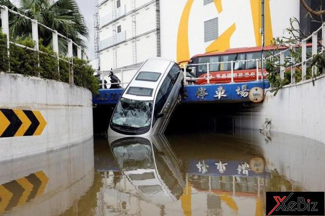 Số phận trôi nổi của những siêu xe sau bão 12 Số phận trôi nổi của những siêu xe sau bão 13