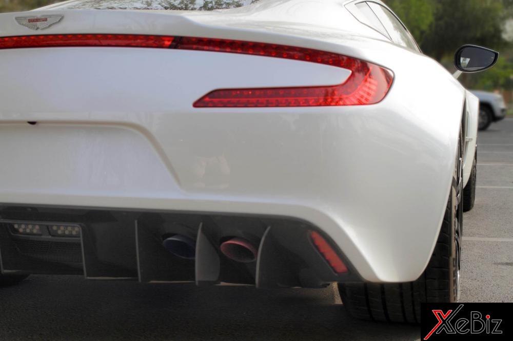 Cản va sau bằng sợi carbon cũng tạo nên điểm nhấn ở ngoại hình siêu xe triệu đô này.