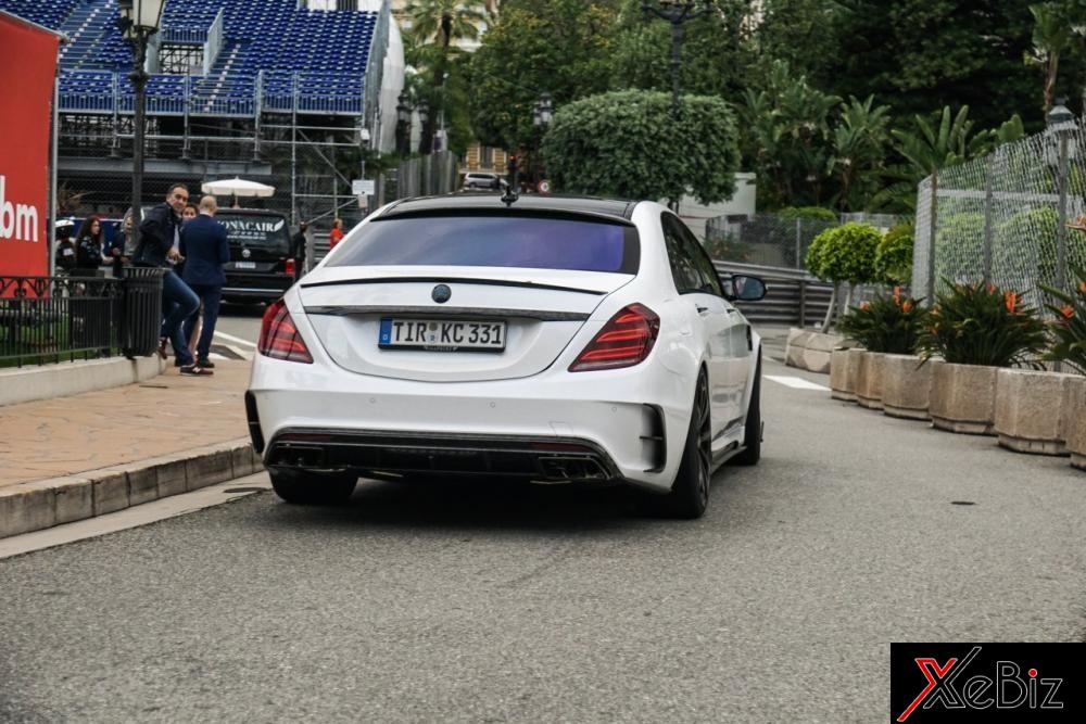 Đuôi xe có cánh gió và bộ khuếch tán phía sau thiết kế mới. Đuôi xe có cánh gió và bộ khuếch tán phía sau thiết kế mới.