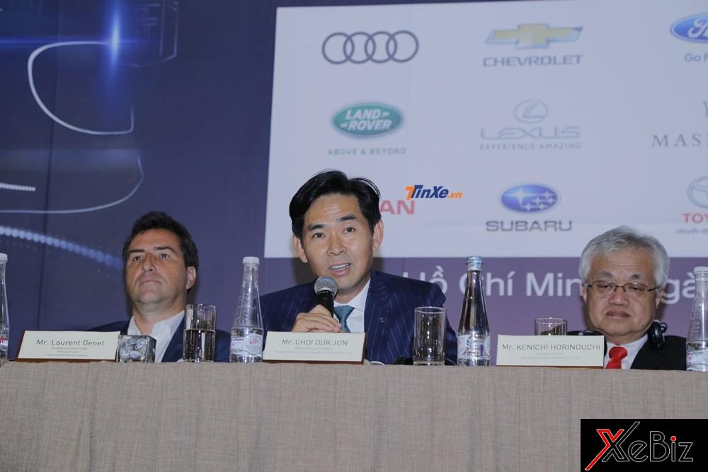 Ông Choi Duk Jun đại diện hãng xe Mercedes-Benz trả lời báo chí về các thông tin tại triển lãm VMS 2018