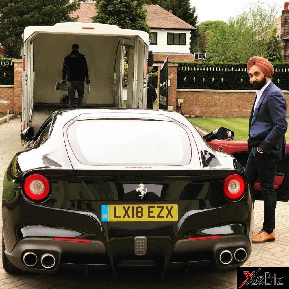 Ông Singh bên chiếc Ferrari F12 của mình