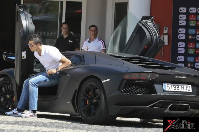 Lamborghini Aventador LP700-4 màu đen nhám tuyệt đẹp của Cristiano Ronaldo Lamborghini Aventador LP700-4 màu đen nhám tuyệt đẹp của Cristiano Ronaldo
